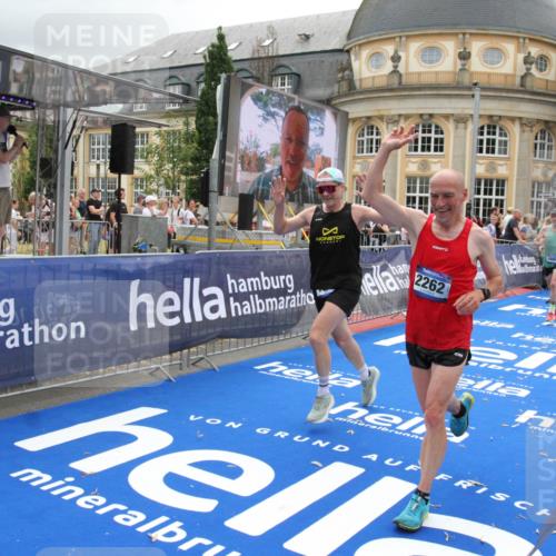 29.06.2025 - hella hamburg halbmarathon Michael Strokosch http://msf.ph/oto/8476390 29.06.2025 10:39:09 Ziel 1164, 1445, 1803, 2262, 4359, 4759, 6686, 6687, 11619, 12137, 15556, 16656, 16820, 18547, 18734, 19151 meine-sportfotos.de