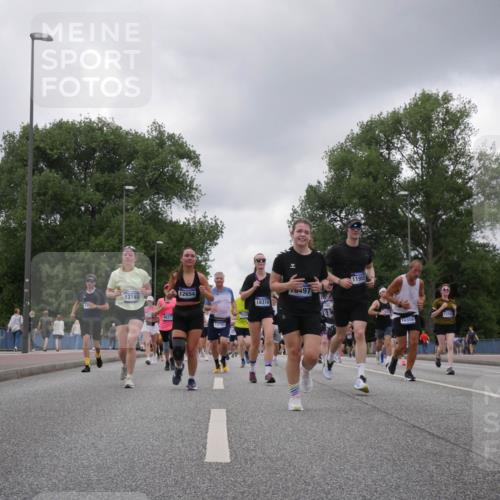 29.06.2025 - hella hamburg halbmarathon Luisa Fischer http://msf.ph/oto/8476403 29.06.2025 10:47:10 Kennedybrücke 13748, 12654, 4627, 12792, 18318, 497, 16, 11955, 16358, 13705, 12520, 2343, 5214, 5649, 6096, 6931, 7197, 8504, 9704 meine-sportfotos.de