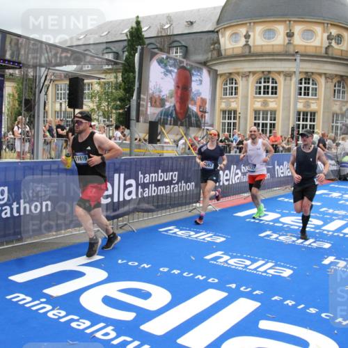 29.06.2025 - hella hamburg halbmarathon Michael Strokosch http://msf.ph/oto/8476419 29.06.2025 10:39:12 Ziel 1445, 3282, 4759, 6686, 6687, 11305, 11619, 12137, 13729, 15556, 16656, 16820, 17668, 18149, 18547 meine-sportfotos.de