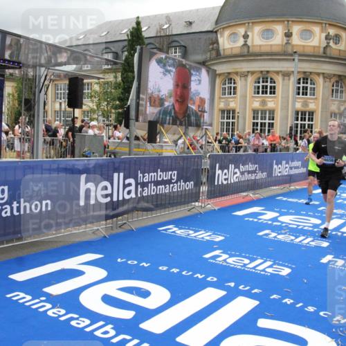 29.06.2025 - hella hamburg halbmarathon Michael Strokosch http://msf.ph/oto/8476491 29.06.2025 10:39:14 Ziel 1445, 3282, 4759, 5752, 6686, 6687, 11305, 11619, 12137, 13729, 14311, 15556, 16656, 17668, 18149, 18547 meine-sportfotos.de