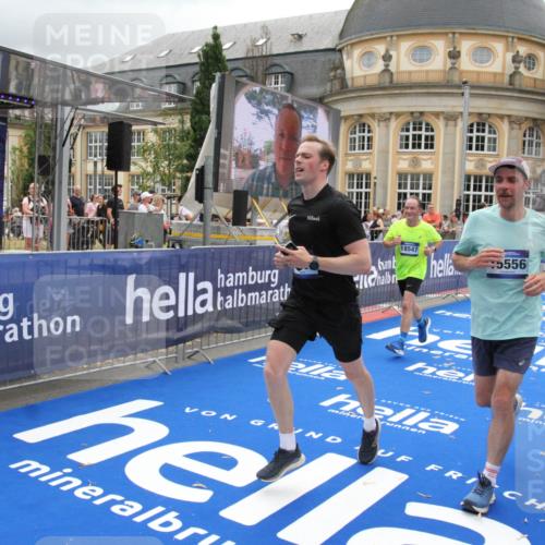 29.06.2025 - hella hamburg halbmarathon Michael Strokosch http://msf.ph/oto/8476497 29.06.2025 10:39:15 Ziel 1445, 2044, 3282, 4565, 4759, 5752, 8925, 11305, 12046, 12137, 13729, 14311, 15556, 16656, 17668, 18149, 18547 meine-sportfotos.de