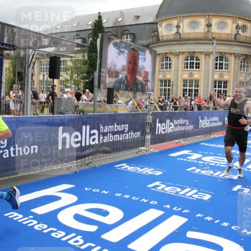 29.06.2025 - hella hamburg halbmarathon Michael Strokosch http://msf.ph/oto/8476524 29.06.2025 10:39:16 Ziel 2044, 3282, 4565, 5752, 8319, 8925, 11305, 12046, 13479, 13729, 14311, 15556, 16656, 17646, 17668, 18149, 18547 meine-sportfotos.de