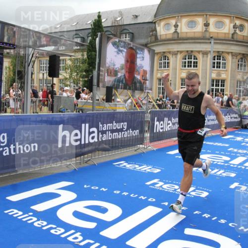 29.06.2025 - hella hamburg halbmarathon Michael Strokosch http://msf.ph/oto/8476534 29.06.2025 10:39:17 Ziel 2044, 3282, 4565, 5752, 8319, 8925, 11305, 12046, 13479, 13729, 14311, 15556, 16656, 17646, 17668, 18149, 18547 meine-sportfotos.de