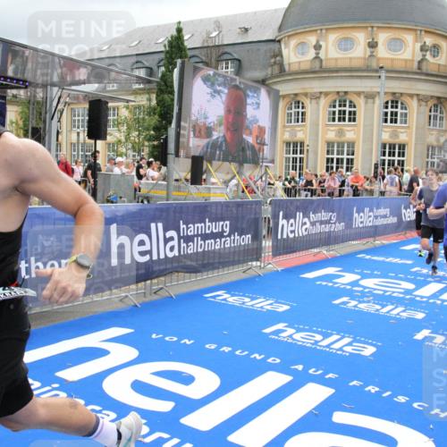 29.06.2025 - hella hamburg halbmarathon Michael Strokosch http://msf.ph/oto/8476555 29.06.2025 10:39:18 Ziel 2044, 3282, 4565, 5752, 8319, 8925, 11305, 12046, 13479, 13729, 14311, 17646, 17668, 18149, 18547 meine-sportfotos.de