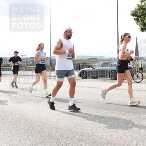 29.06.2025 - hella hamburg halbmarathon Lena Gebhardt http://msf.ph/oto/8476603 29.06.2025 10:33:19 Lombardsbrücke 13339, 2085, 6773, 5885, 1639, 1078, 1324, 1732, 1764, 1995, 2038, 2054, 2085, 2276, 2776, 2838, 2959, 3341, 3391, 3708, 3812, 3871, 4030, 4096, 4164, 4445, 4555, 4650, 5110, 5180, 5581, 5917, 6040, 6773, 6861, 6999, 7705, 7982, 8021, 8170, 8595, 8839, 8891, 9034, 9143, 9234, 9258, 9289, 9438, 9471, 9542, 9591, 9592, 9750, 9768, 9780, 11229, 11260, 11713, 11756, 11811, 11826, 12039, 12423, 12424, 14305, 14743, 15951 meine-sportfotos.de