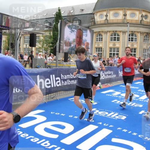 29.06.2025 - hella hamburg halbmarathon Michael Strokosch http://msf.ph/oto/8476607 29.06.2025 10:39:19 Ziel 2044, 3282, 4565, 5752, 6037, 8319, 8925, 11305, 12046, 13479, 13729, 14311, 17646, 17668, 18149 meine-sportfotos.de