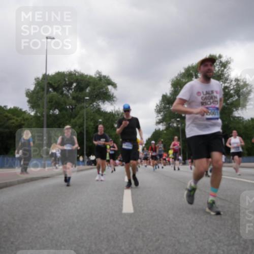 29.06.2025 - hella hamburg halbmarathon Luisa Fischer http://msf.ph/oto/8476643 29.06.2025 10:47:21 Kennedybrücke 1400, 2258, 3597, 4636, 4866, 5001, 5192, 5201, 5902, 5905, 6226, 6334, 7197, 9879, 10006, 10097, 10220 meine-sportfotos.de