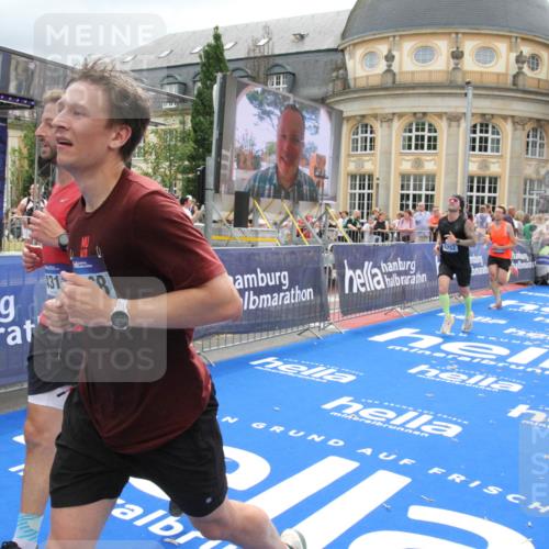 29.06.2025 - hella hamburg halbmarathon Michael Strokosch http://msf.ph/oto/8476646 29.06.2025 10:39:20 Ziel 2044, 3282, 4565, 5752, 6037, 8319, 8925, 11305, 12046, 13479, 13729, 14311, 17646, 17668 meine-sportfotos.de