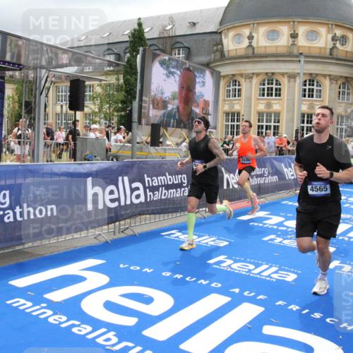 29.06.2025 - hella hamburg halbmarathon Michael Strokosch http://msf.ph/oto/8476667 29.06.2025 10:39:21 Ziel 2044, 4565, 5752, 6037, 8319, 8925, 11305, 12046, 13479, 13729, 14311, 14359, 15866, 17646, 17668 meine-sportfotos.de