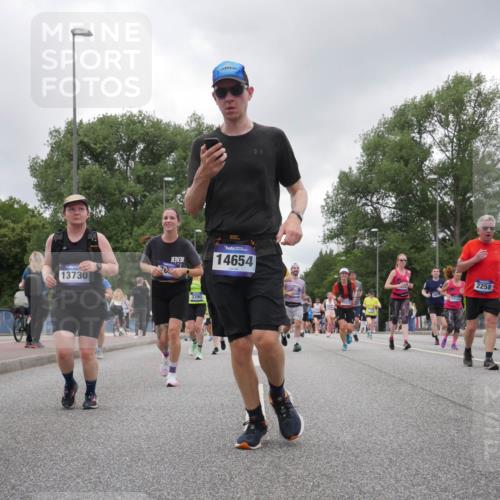 29.06.2025 - hella hamburg halbmarathon Luisa Fischer http://msf.ph/oto/8476677 29.06.2025 10:47:23 Kennedybrücke 13730, 14654, 3390, 5905, 2258, 15790, 11969, 1400, 2258, 2733, 3597, 4636, 4866, 5001, 5192, 5201, 5902, 5905, 6226, 6334, 9879, 10006, 10097, 10220 meine-sportfotos.de