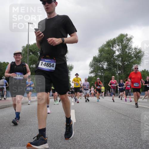 29.06.2025 - hella hamburg halbmarathon Luisa Fischer http://msf.ph/oto/8476698 29.06.2025 10:47:23 Kennedybrücke 3730, 10325, 14654, 4866, 10220, 5905, 2258, 1969, 1400, 2258, 2733, 3597, 4636, 4866, 5001, 5192, 5201, 5902, 5905, 6226, 6334, 9879, 10006, 10097, 10220 meine-sportfotos.de