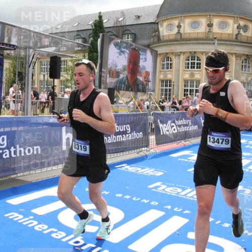 29.06.2025 - hella hamburg halbmarathon Michael Strokosch http://msf.ph/oto/8476790 29.06.2025 10:39:23 Ziel 2044, 4565, 5752, 6037, 8319, 8925, 12046, 13479, 14359, 15013, 15866, 17646 meine-sportfotos.de