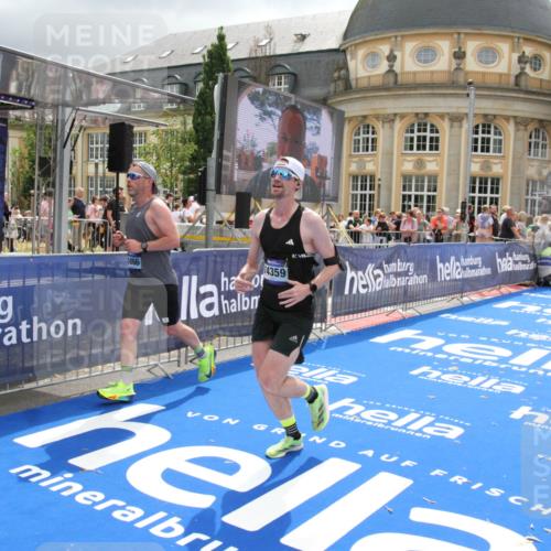 29.06.2025 - hella hamburg halbmarathon Michael Strokosch http://msf.ph/oto/8476831 29.06.2025 10:39:28 Ziel 1343, 2546, 2972, 6037, 6152, 8346, 12335, 12372, 14359, 15013, 15866 meine-sportfotos.de