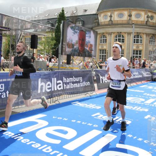 29.06.2025 - hella hamburg halbmarathon Michael Strokosch http://msf.ph/oto/8476933 29.06.2025 10:39:32 Ziel 1343, 2546, 2972, 6152, 7152, 7154, 8346, 9116, 9265, 12335, 12372, 15013, 15336, 15965 meine-sportfotos.de