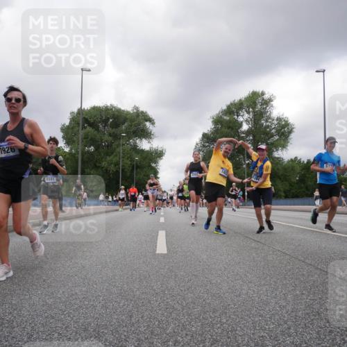 29.06.2025 - hella hamburg halbmarathon Luisa Fischer http://msf.ph/oto/8476942 29.06.2025 10:47:37 Kennedybrücke 7926, 1802, 3065, 8591, 184, 512, 1026, 1095, 1459, 1802, 1804, 2073, 2674, 3065, 4968, 5127, 5355, 7489, 8058, 8591, 8870, 9331, 9333, 10285, 10553 meine-sportfotos.de
