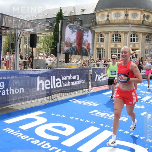 29.06.2025 - hella hamburg halbmarathon Michael Strokosch http://msf.ph/oto/8477037 29.06.2025 10:39:37 Ziel 1343, 7152, 7154, 9116, 9265, 11284, 11806, 14077, 15094, 15336, 15828, 15965, 17215, 17360, 18154, 18285, 18803 meine-sportfotos.de