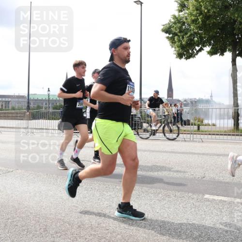 29.06.2025 - hella hamburg halbmarathon Lena Gebhardt http://msf.ph/oto/8477082 29.06.2025 10:33:20 Lombardsbrücke 208, 1078, 1324, 1732, 1764, 1995, 2038, 2054, 2085, 2276, 2776, 2838, 2959, 3341, 3391, 3708, 3812, 3871, 4030, 4096, 4164, 4445, 4555, 4650, 5110, 5180, 5581, 5917, 6040, 6773, 6861, 6999, 7705, 7982, 8021, 8170, 8282, 8595, 8839, 8891, 9034, 9143, 9234, 9258, 9289, 9438, 9471, 9542, 9591, 9592, 9750, 9768, 9780, 9799, 11229, 11260, 11713, 11756, 11811, 11826, 12039, 12423, 12424, 14305, 14743, 15951 meine-sportfotos.de