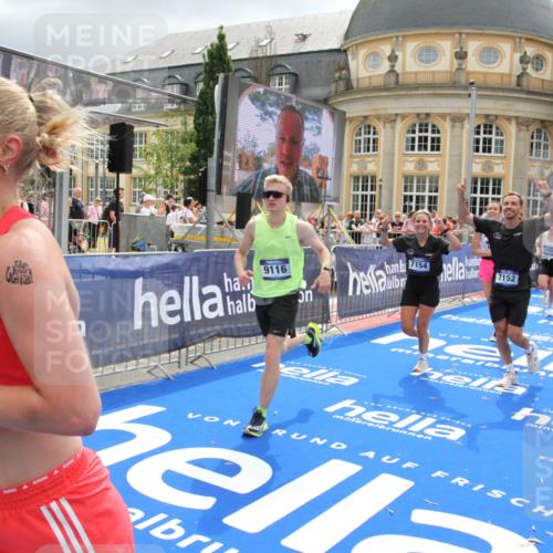 29.06.2025 - hella hamburg halbmarathon Michael Strokosch http://msf.ph/oto/8477084 29.06.2025 10:39:38 Ziel 4888, 7152, 7154, 9116, 9265, 11284, 11806, 14077, 15094, 15336, 15828, 15965, 17215, 17360, 17425, 18154, 18285, 18803 meine-sportfotos.de