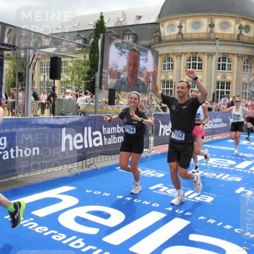29.06.2025 - hella hamburg halbmarathon Michael Strokosch http://msf.ph/oto/8477120 29.06.2025 10:39:38 Ziel 4888, 7152, 7154, 9116, 9265, 11284, 11806, 14077, 15094, 15336, 15828, 15965, 17215, 17360, 17425, 18154, 18285, 18803 meine-sportfotos.de
