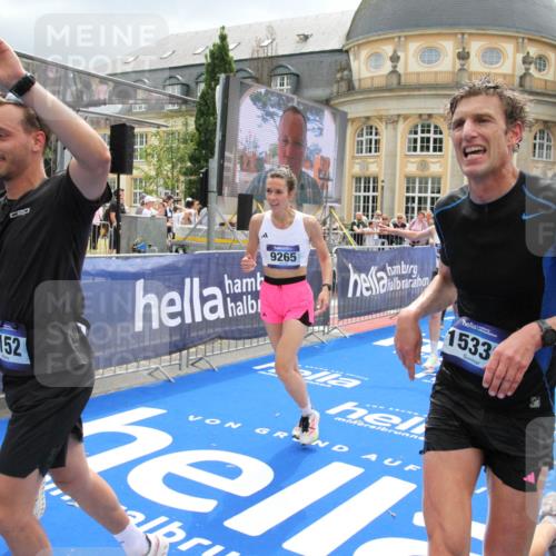 29.06.2025 - hella hamburg halbmarathon Michael Strokosch http://msf.ph/oto/8477162 29.06.2025 10:39:39 Ziel 1358, 4888, 7152, 7154, 9116, 9265, 11284, 11806, 14077, 15094, 15336, 15828, 15965, 17215, 17360, 17425, 18154, 18285, 18803 meine-sportfotos.de