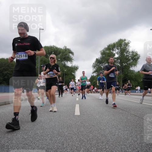 29.06.2025 - hella hamburg halbmarathon Luisa Fischer http://msf.ph/oto/8477166 29.06.2025 10:47:44 Kennedybrücke 12518, 697, 1784, 4898, 18080, 1225, 18478, 5, 1095, 2073, 2186, 2692, 3596, 4968, 5355, 6036, 7489, 8763, 8870, 9331, 9333, 10707 meine-sportfotos.de