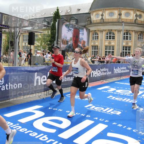 29.06.2025 - hella hamburg halbmarathon Michael Strokosch http://msf.ph/oto/8477205 29.06.2025 10:39:40 Ziel 1358, 4398, 4888, 7152, 7154, 9116, 9265, 11284, 11806, 14077, 15094, 15336, 15828, 16761, 17215, 17360, 17425, 18154, 18285, 18803 meine-sportfotos.de