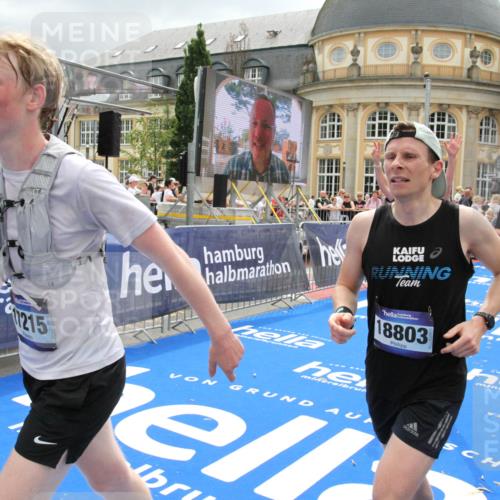 29.06.2025 - hella hamburg halbmarathon Michael Strokosch http://msf.ph/oto/8477227 29.06.2025 10:39:41 Ziel 1358, 4398, 4888, 7152, 7154, 9265, 11284, 11806, 14077, 15094, 15336, 15828, 16761, 17215, 17360, 17425, 18154, 18285, 18803 meine-sportfotos.de