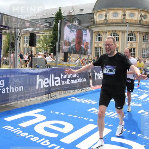 29.06.2025 - hella hamburg halbmarathon Michael Strokosch http://msf.ph/oto/8477317 29.06.2025 10:39:42 Ziel 1358, 4398, 4888, 11284, 11806, 14077, 15094, 15435, 15828, 16580, 16761, 17215, 17360, 17425, 18154, 18285, 18803 meine-sportfotos.de