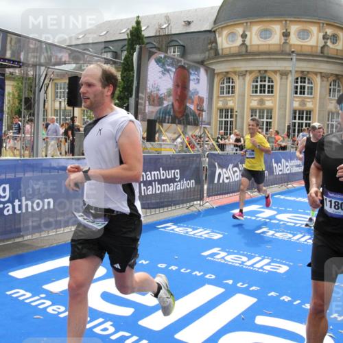 29.06.2025 - hella hamburg halbmarathon Michael Strokosch http://msf.ph/oto/8477366 29.06.2025 10:39:43 Ziel 1358, 4398, 4888, 11284, 11806, 13190, 14077, 15094, 15435, 16580, 16761, 17005, 17215, 17360, 17425, 17792, 18154, 18803 meine-sportfotos.de