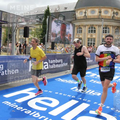 29.06.2025 - hella hamburg halbmarathon Michael Strokosch http://msf.ph/oto/8477406 29.06.2025 10:39:44 Ziel 1358, 4398, 4888, 11284, 11806, 13190, 14077, 15094, 15435, 16580, 16761, 17005, 17360, 17425, 17792, 18013, 18154 meine-sportfotos.de