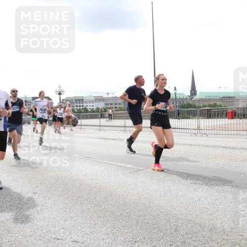 29.06.2025 - hella hamburg halbmarathon Lena Gebhardt http://msf.ph/oto/8477408 29.06.2025 10:33:22 Lombardsbrücke 11826, 16270, 1078, 1324, 1732, 1764, 1995, 2038, 2054, 2085, 2342, 2776, 2838, 2959, 3341, 3391, 3708, 3812, 3871, 4030, 4096, 4164, 4361, 4445, 4449, 4555, 4650, 5075, 5110, 5180, 5581, 5917, 6109, 6773, 6861, 6999, 7653, 7705, 7982, 8021, 8157, 8170, 8282, 8595, 8891, 9143, 9234, 9258, 9289, 9438, 9471, 9542, 9591, 9592, 9750, 9768, 9780, 9799, 11229, 11260, 11713, 11756, 11811, 11826, 12039, 12423, 12424, 14305, 14743, 15951 meine-sportfotos.de