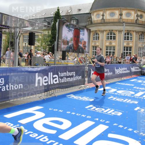 29.06.2025 - hella hamburg halbmarathon Michael Strokosch http://msf.ph/oto/8477442 29.06.2025 10:39:45 Ziel 1358, 4398, 4888, 11284, 11806, 13190, 14077, 14204, 15094, 15435, 15744, 16580, 16761, 17005, 17425, 17792, 18013 meine-sportfotos.de
