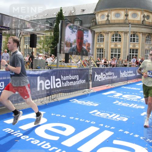 29.06.2025 - hella hamburg halbmarathon Michael Strokosch http://msf.ph/oto/8477477 29.06.2025 10:39:46 Ziel 1358, 4398, 4888, 11284, 13190, 14204, 15094, 15435, 15744, 16580, 16761, 17005, 17425, 17792, 18013 meine-sportfotos.de