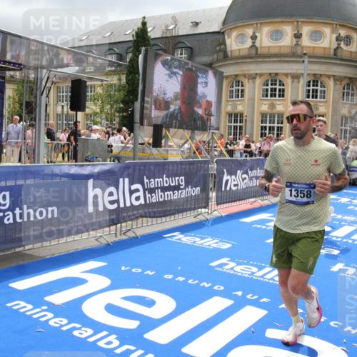 29.06.2025 - hella hamburg halbmarathon Michael Strokosch http://msf.ph/oto/8477498 29.06.2025 10:39:46 Ziel 1358, 4398, 4888, 11284, 13190, 14204, 15094, 15435, 15744, 16580, 16761, 17005, 17425, 17792, 18013 meine-sportfotos.de