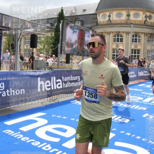 29.06.2025 - hella hamburg halbmarathon Michael Strokosch http://msf.ph/oto/8477520 29.06.2025 10:39:46 Ziel 1358, 4398, 4888, 11284, 13190, 14204, 15094, 15435, 15744, 16580, 16761, 17005, 17425, 17792, 18013 meine-sportfotos.de