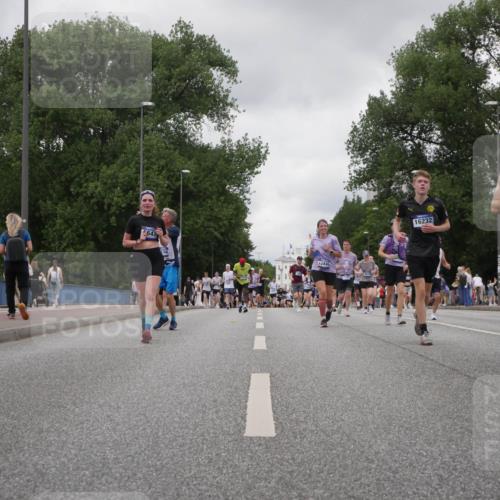 29.06.2025 - hella hamburg halbmarathon Luisa Fischer http://msf.ph/oto/8477541 29.06.2025 10:47:55 Kennedybrücke 3809, 5647, 12445, 4215, 16232, 12318, 2186, 2692, 3596, 4215, 5730, 5731, 6895, 7610, 7818 meine-sportfotos.de