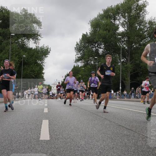 29.06.2025 - hella hamburg halbmarathon Luisa Fischer http://msf.ph/oto/8477545 29.06.2025 10:47:55 Kennedybrücke 56, 12445, 4213, 16232, 12318, 2186, 2692, 3596, 4215, 5730, 5731, 6895, 7610, 7818 meine-sportfotos.de