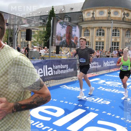 29.06.2025 - hella hamburg halbmarathon Michael Strokosch http://msf.ph/oto/8477548 29.06.2025 10:39:47 Ziel 1358, 1975, 4398, 4888, 13190, 14204, 15435, 15744, 16580, 16761, 17005, 17425, 17792, 18013 meine-sportfotos.de