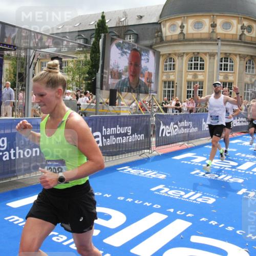 29.06.2025 - hella hamburg halbmarathon Michael Strokosch http://msf.ph/oto/8477564 29.06.2025 10:39:48 Ziel 1358, 1975, 4398, 13190, 14204, 15435, 15744, 16580, 16761, 17005, 17792, 18013 meine-sportfotos.de