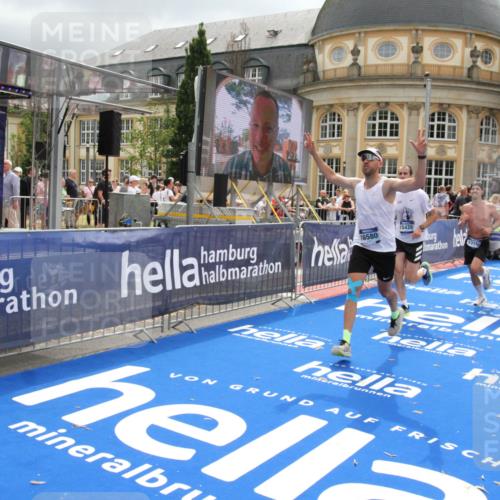 29.06.2025 - hella hamburg halbmarathon Michael Strokosch http://msf.ph/oto/8477577 29.06.2025 10:39:48 Ziel 1358, 1975, 4398, 13190, 14204, 15435, 15744, 16580, 16761, 17005, 17792, 18013 meine-sportfotos.de