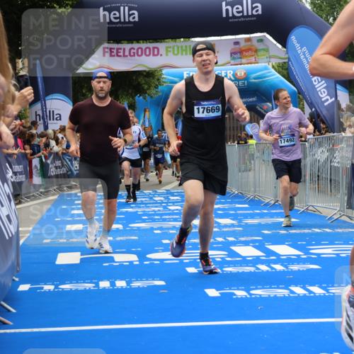 29.06.2025 - hella hamburg halbmarathon Strokosch-Dieckow http://msf.ph/oto/8477614 29.06.2025 10:46:48 Ziel 3976, 4091, 6630, 11858, 13940, 14385, 14541, 15900, 16175, 17172, 17353, 17492, 17669, 17743, 17865, 17892, 19105, 19128 meine-sportfotos.de