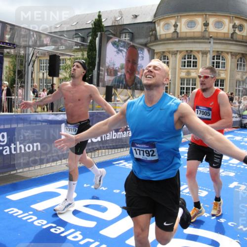 29.06.2025 - hella hamburg halbmarathon Michael Strokosch http://msf.ph/oto/8477659 29.06.2025 10:39:50 Ziel 1975, 2525, 2573, 13190, 14204, 15435, 15744, 16580, 17005, 17792, 18013 meine-sportfotos.de