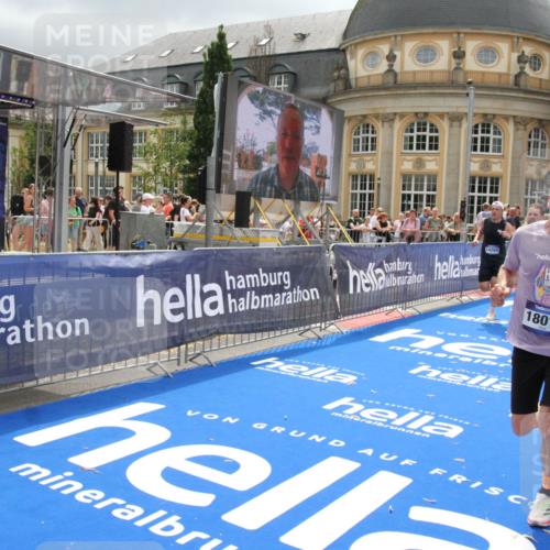 29.06.2025 - hella hamburg halbmarathon Michael Strokosch http://msf.ph/oto/8477694 29.06.2025 10:39:51 Ziel 1975, 2525, 2573, 6149, 11714, 13190, 14204, 15435, 15744, 15813, 16580, 17005, 17792, 18013 meine-sportfotos.de