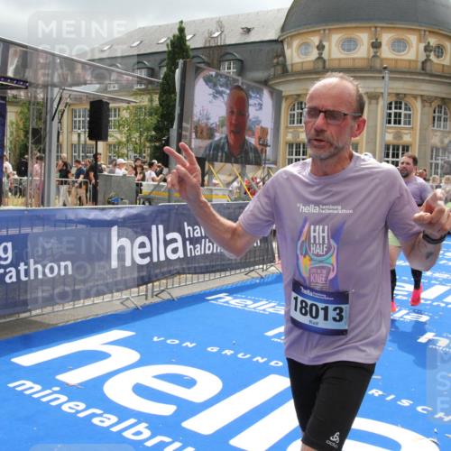 29.06.2025 - hella hamburg halbmarathon Michael Strokosch http://msf.ph/oto/8477719 29.06.2025 10:39:51 Ziel 1975, 2525, 2573, 6149, 11714, 13190, 14204, 15435, 15744, 15813, 16580, 17005, 17792, 18013 meine-sportfotos.de