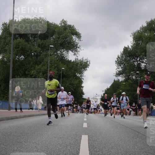 29.06.2025 - hella hamburg halbmarathon Luisa Fischer http://msf.ph/oto/8477746 29.06.2025 10:48:03 Kennedybrücke 8582, 2610, 13900, 10304, 3506, 4215, 5730, 5731, 6922, 7610, 7818, 10303, 10304 meine-sportfotos.de