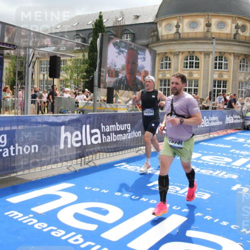 29.06.2025 - hella hamburg halbmarathon Michael Strokosch http://msf.ph/oto/8477762 29.06.2025 10:39:52 Ziel 1975, 2525, 2563, 2573, 4766, 6149, 11714, 13190, 14204, 15744, 15813, 17005, 17792, 18013 meine-sportfotos.de