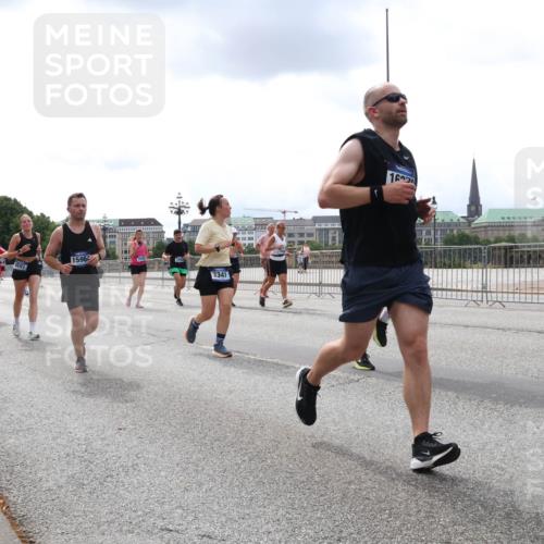 29.06.2025 - hella hamburg halbmarathon Lena Gebhardt http://msf.ph/oto/8477765 29.06.2025 10:33:24 Lombardsbrücke 9591, 1596, 3341, 162, 1324, 1764, 1995, 2038, 2054, 2085, 2342, 2776, 2838, 2959, 3170, 3341, 3391, 3708, 3812, 3871, 4030, 4096, 4164, 4361, 4433, 4445, 4449, 4555, 4650, 5075, 5096, 5110, 5141, 5180, 5569, 5581, 5917, 6109, 6773, 6854, 6999, 7653, 7705, 7982, 8021, 8157, 8282, 8595, 8891, 9143, 9234, 9258, 9289, 9438, 9471, 9591, 9592, 9750, 9768, 9780, 9799, 11229, 11260, 11713, 11811, 11826, 12039, 12423, 12424, 14305, 14743, 15951 meine-sportfotos.de