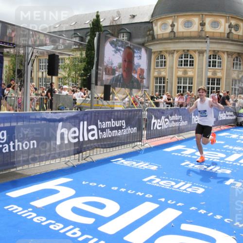 29.06.2025 - hella hamburg halbmarathon Michael Strokosch http://msf.ph/oto/8477789 29.06.2025 10:39:53 Ziel 1603, 1975, 2525, 2563, 2573, 4766, 6149, 11714, 14204, 15744, 15813, 18013 meine-sportfotos.de