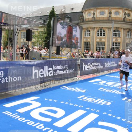 29.06.2025 - hella hamburg halbmarathon Michael Strokosch http://msf.ph/oto/8477831 29.06.2025 10:39:55 Ziel 1603, 1975, 2525, 2563, 2573, 4766, 6149, 7981, 8574, 11714, 15813 meine-sportfotos.de