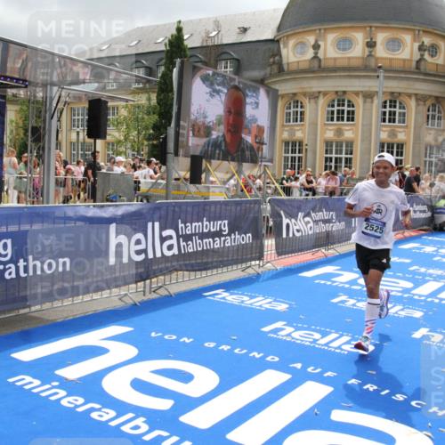 29.06.2025 - hella hamburg halbmarathon Michael Strokosch http://msf.ph/oto/8477843 29.06.2025 10:39:55 Ziel 1603, 1975, 2525, 2563, 2573, 4766, 6149, 7981, 8574, 11714, 15813 meine-sportfotos.de